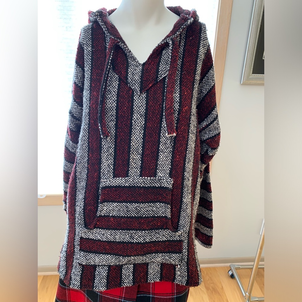 Burgundy/ Red/ Black/ White Sweater Swearshirt Like New. Size M unisex